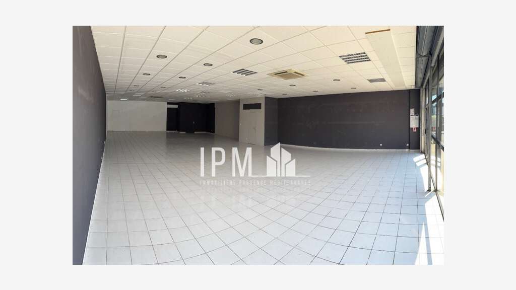 A louer local commerce 180m² ZAC des Etangs 13920