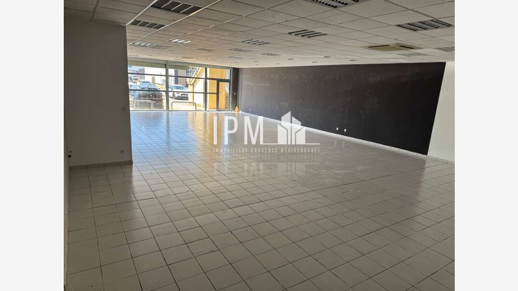A louer local commerce 180m² ZAC des Etangs 13920