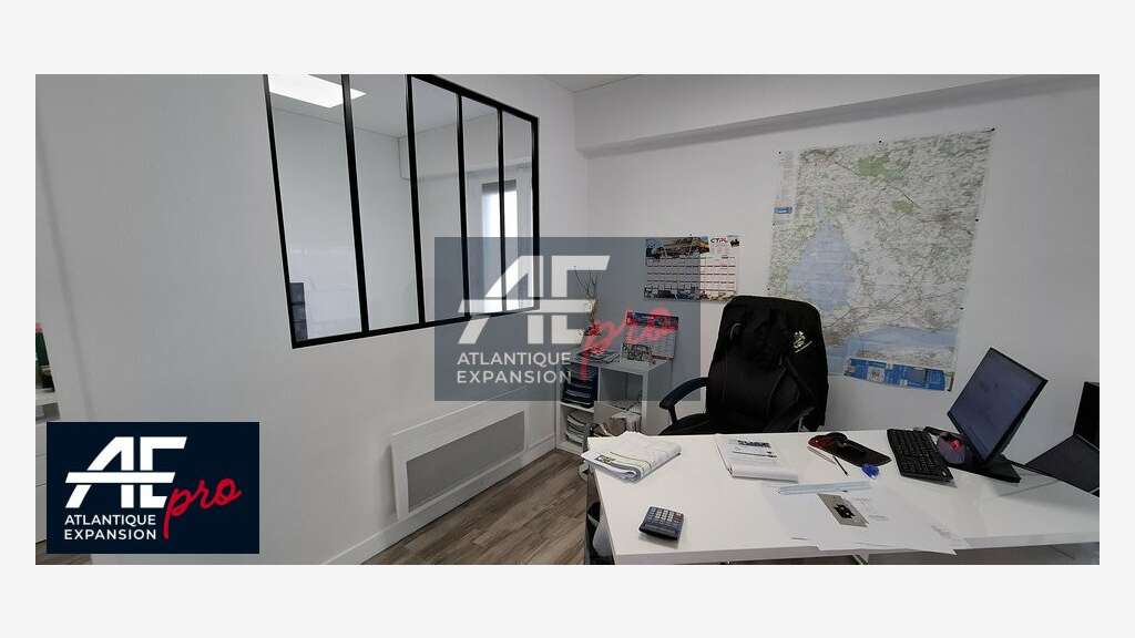 Bureaux avec vitrine d'angle à louer à St Nazaire