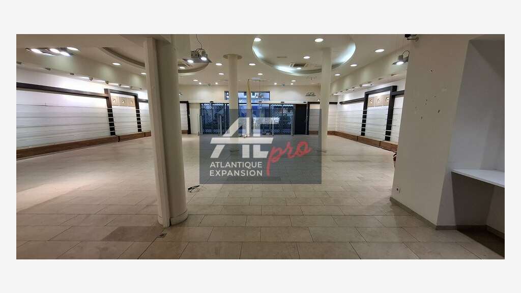 Local commercial de 328m² à louer à Saint Nazaire