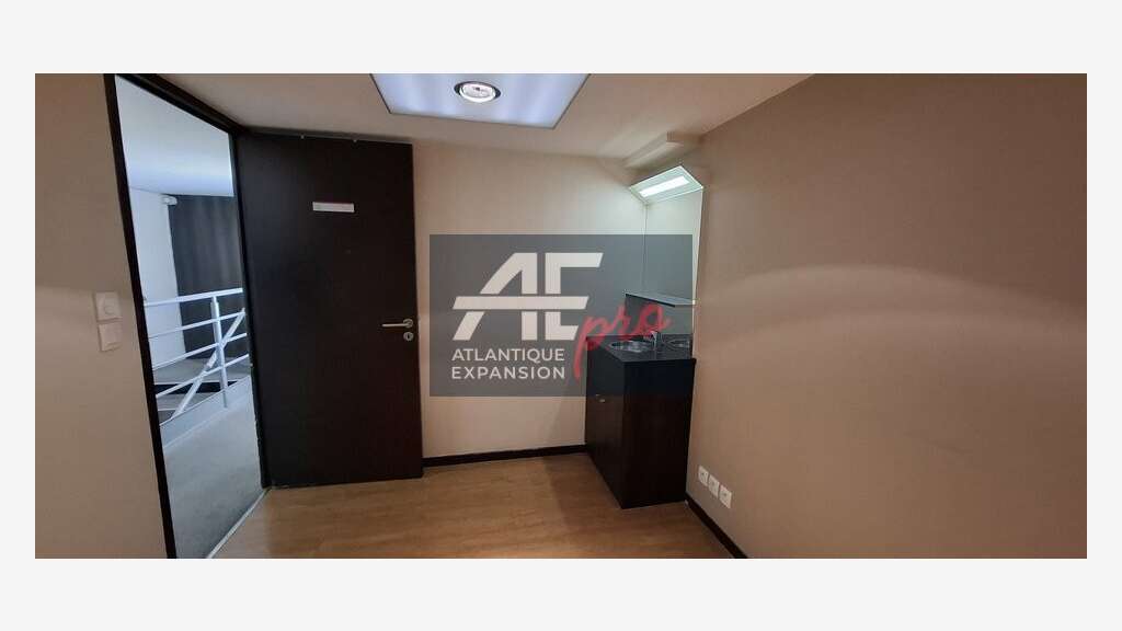 Local commercial de 328m² à louer à Saint Nazaire