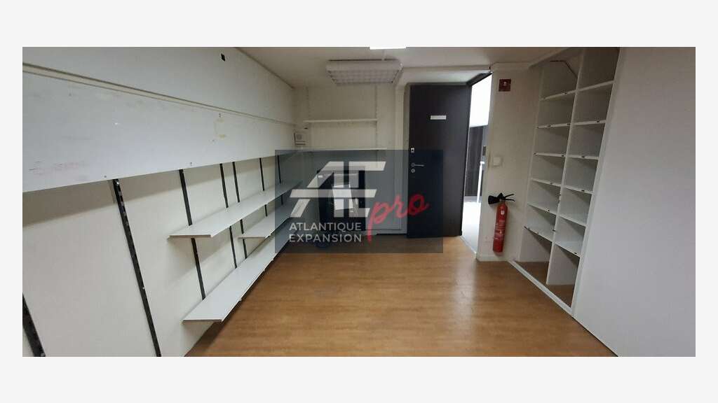 Local commercial de 328m² à louer à Saint Nazaire