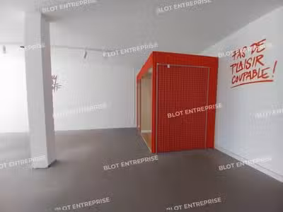 À LOUER - LOCAUX COMMERCIAUX - 129 M² - SAINT N