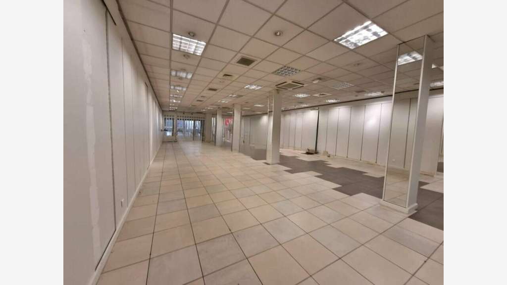 A louer local commercial de 310m² à Saint Omer