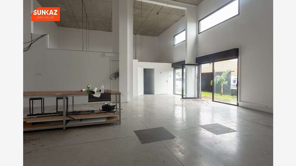 A louer local 152m² R+1 PMR Saint-Pierre  ZI 4  