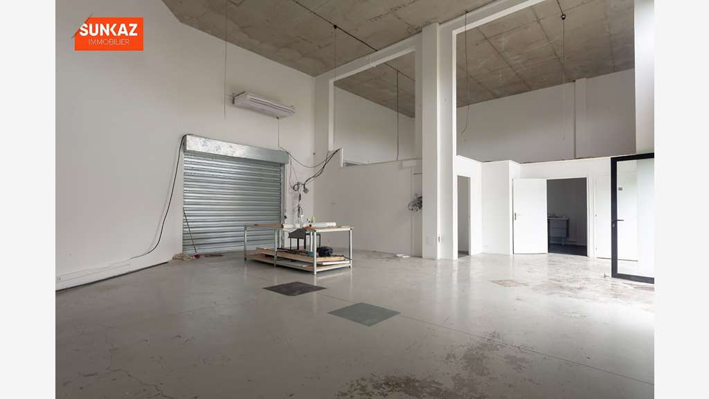 A louer local 152m² R+1 PMR Saint-Pierre  ZI 4  