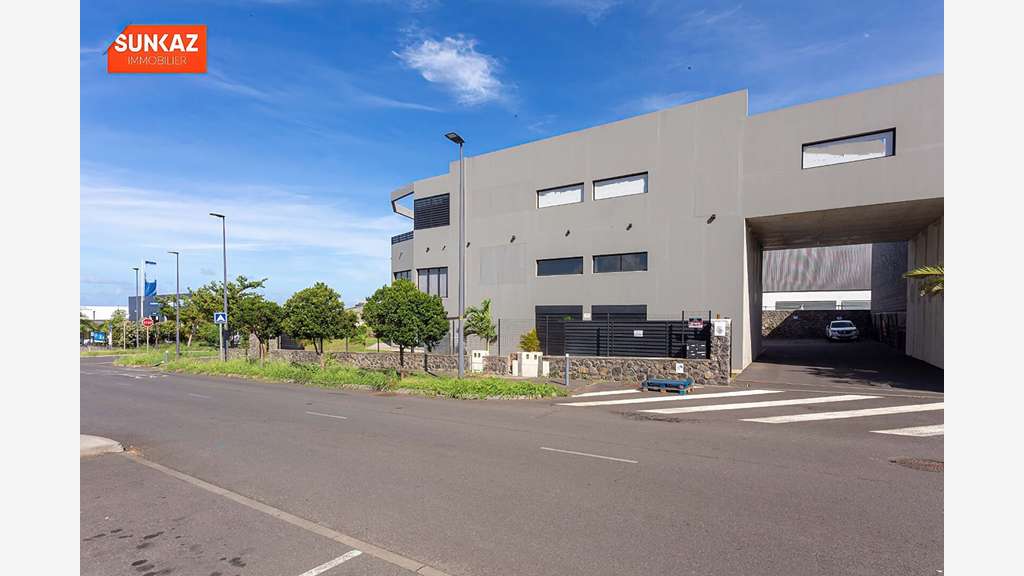 A louer local 152m² R+1 PMR Saint-Pierre  ZI 4  
