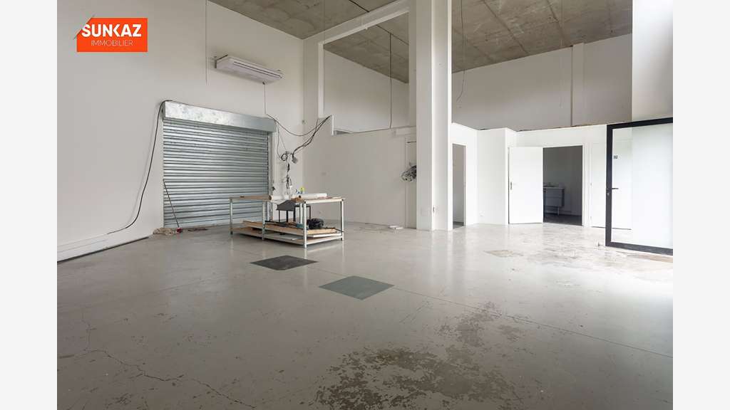 A louer local 152m² R+1 PMR Saint-Pierre  ZI 4  