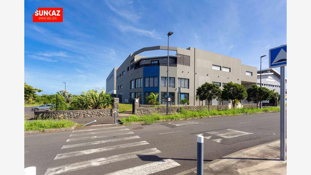 A louer local 152m² R+1 PMR Saint-Pierre  ZI 4  