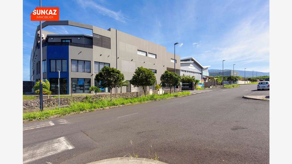 A louer local 152m² R+1 PMR Saint-Pierre  ZI 4  