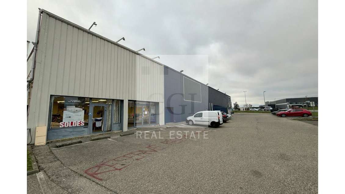 Local commercial 200m² à louer à Saint-Priest N6
