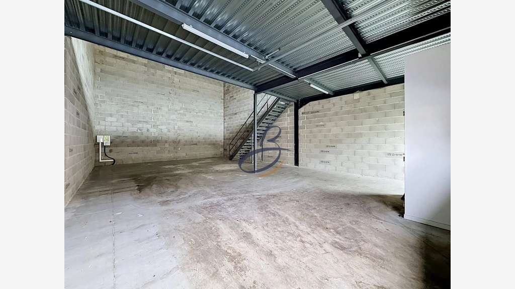 A louer local d'activité 154m² à Mions proche A46