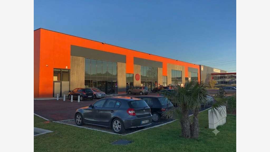 Loue local commercial 1 111m² St-Quentin-Fallavier