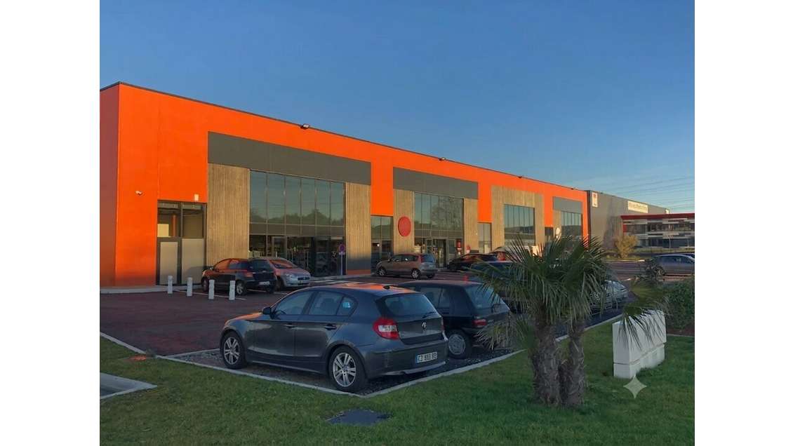 SAINT-QUENTIN-FALLAVIER - LOCAL COMMERCIAL à louer