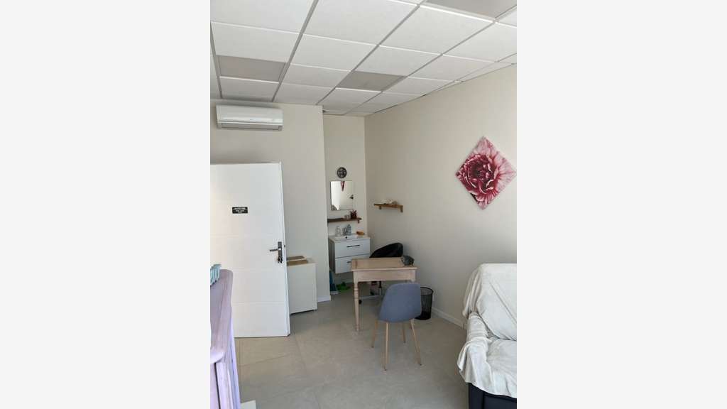 A louer local pro 72m² à Saint Raphael centre