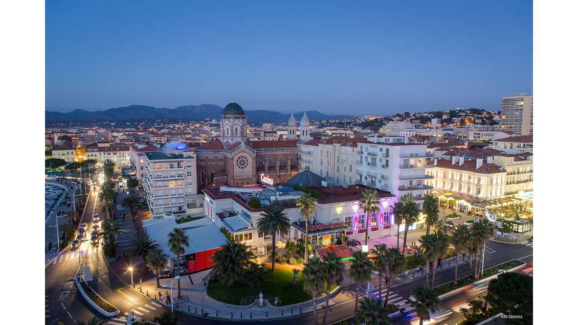LOCAL COMMERCIAL A LOUER CENTRE VILLE SAINT RAPHAE