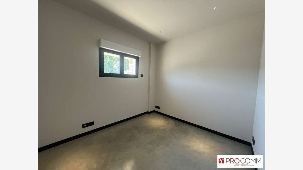 Local commercial 100m² à louer à Saint Remy de Pce