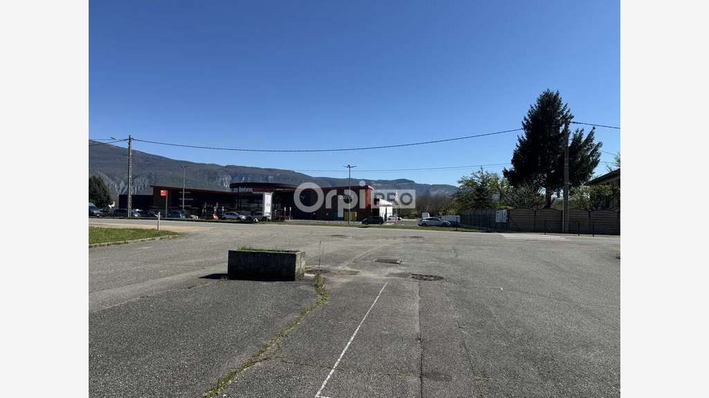 Local commercial de 230m² à louer à Saint-Sauveur