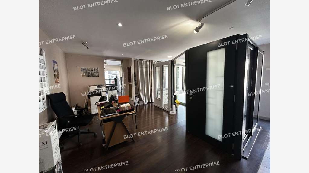 À LOUER - LOCAUX COMMERCIAUX - 83 M² - SAINT S
