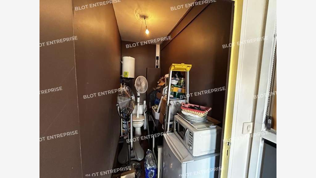 À LOUER - LOCAUX COMMERCIAUX - 83 M² - SAINT S