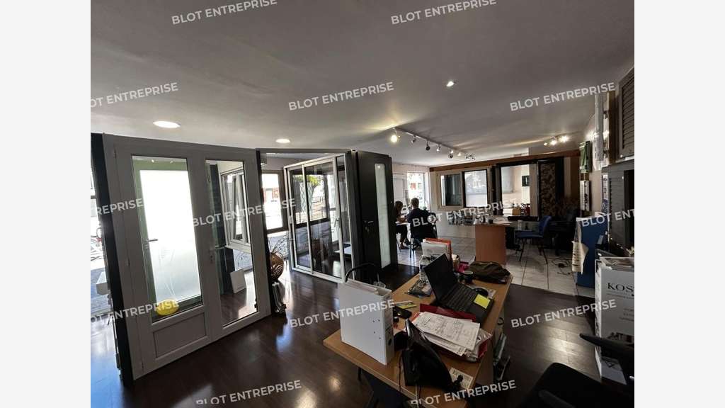 À LOUER - LOCAUX COMMERCIAUX - 83 M² - SAINT S