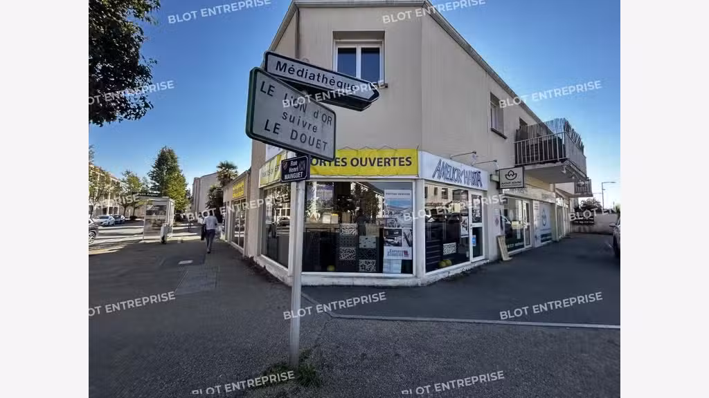À LOUER - LOCAUX COMMERCIAUX - 83 M² - SAINT S