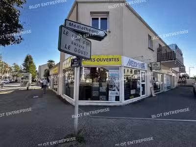 À LOUER - LOCAUX COMMERCIAUX - 83 M² - SAINT S