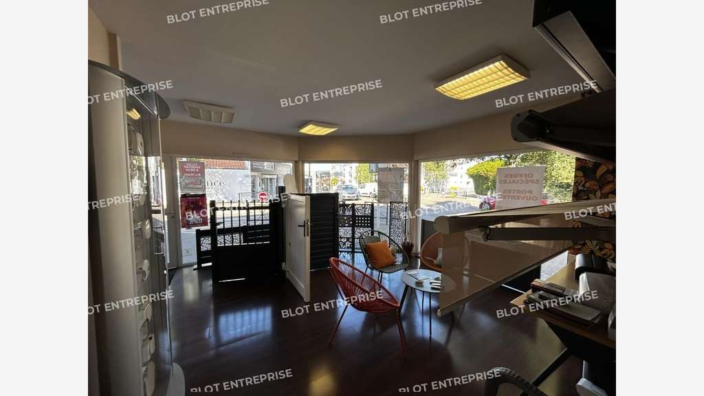 À LOUER - LOCAUX COMMERCIAUX - 83 M² - SAINT S