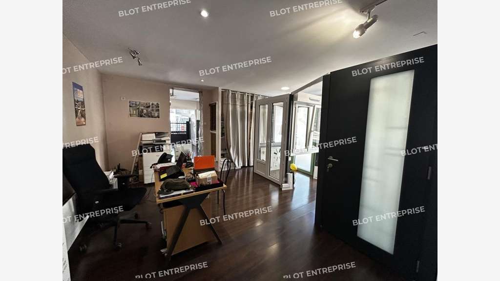 À LOUER - LOCAUX COMMERCIAUX - 83 M² - SAINT S