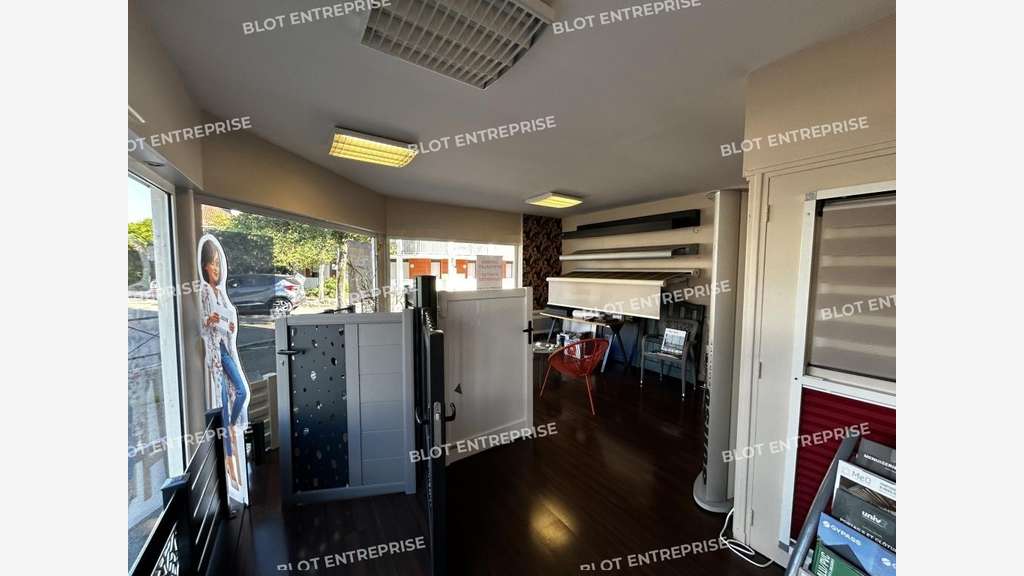 À LOUER - LOCAUX COMMERCIAUX - 83 M² - SAINT S