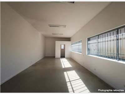 A louer local commercial 70m² 740 euros St-Thibéry