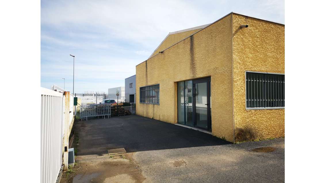 A louer local commercial 70m² 740 euros St-Thibéry