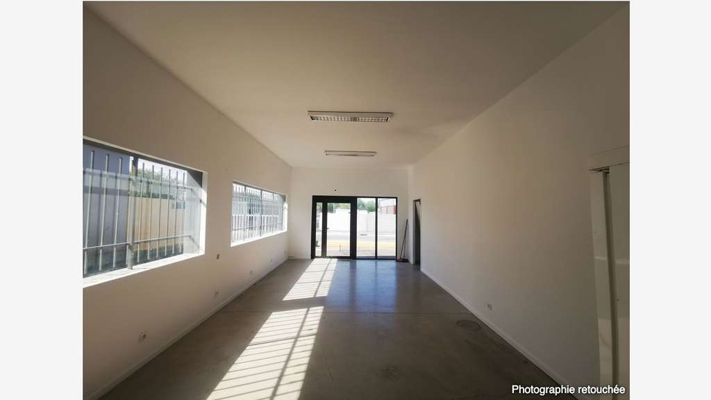 A louer local commercial 70m² 740 euros St-Thibéry