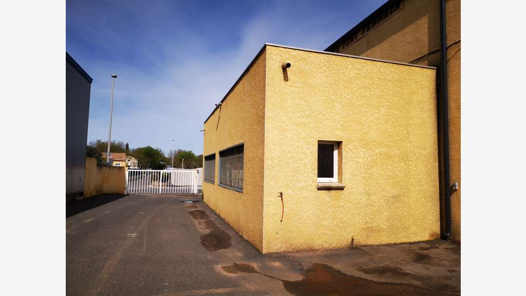 A louer local commercial 70m² 740 euros St-Thibéry