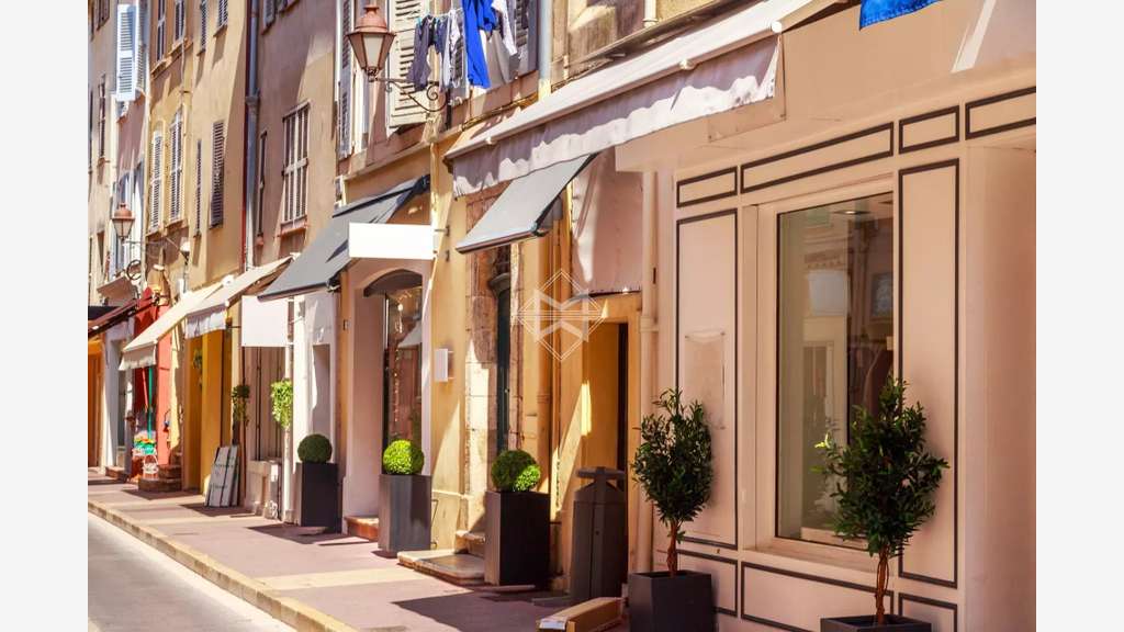 A louer cellule 70m² empl recherché Saint-Tropez