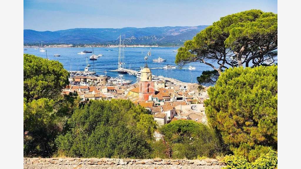 Location boutique de 50m² rénovée à Saint-Tropez