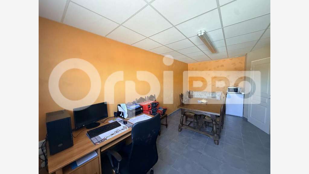 Local d'activité de 170m² à louer à Saint Victor