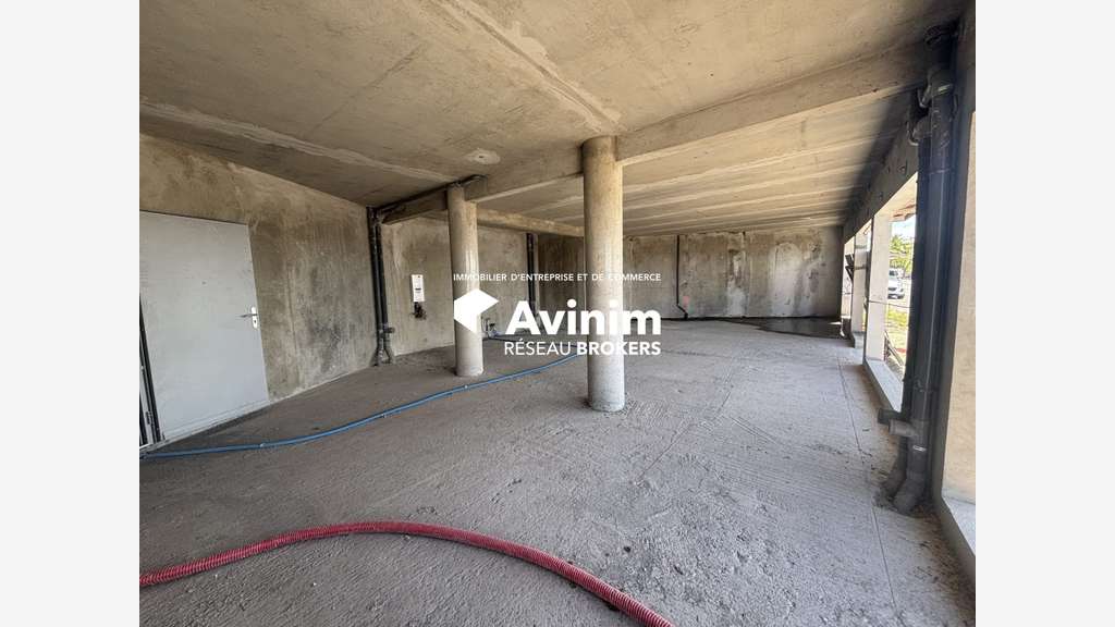 Loue local 83m² grande visibilité axe N°1 St Anne