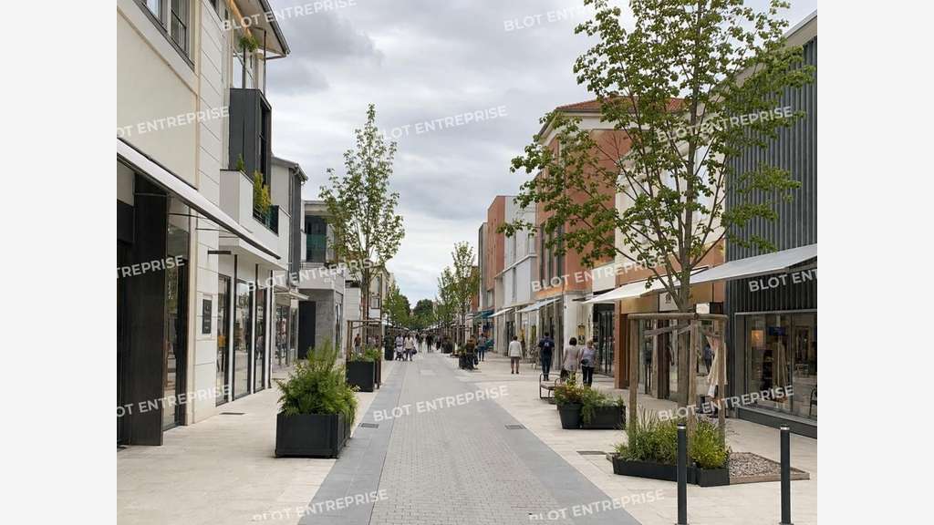 À LOUER LOCAL COMMERCIAL 180 M² AGGLOMÉRATION NA