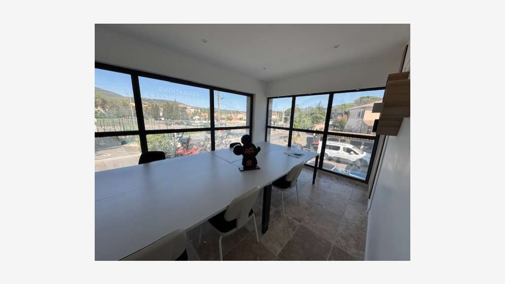 A louer locaux commerciaux 50-116m² Sainte-Maxime