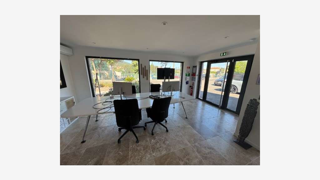 A louer locaux commerciaux 50-116m² Sainte-Maxime