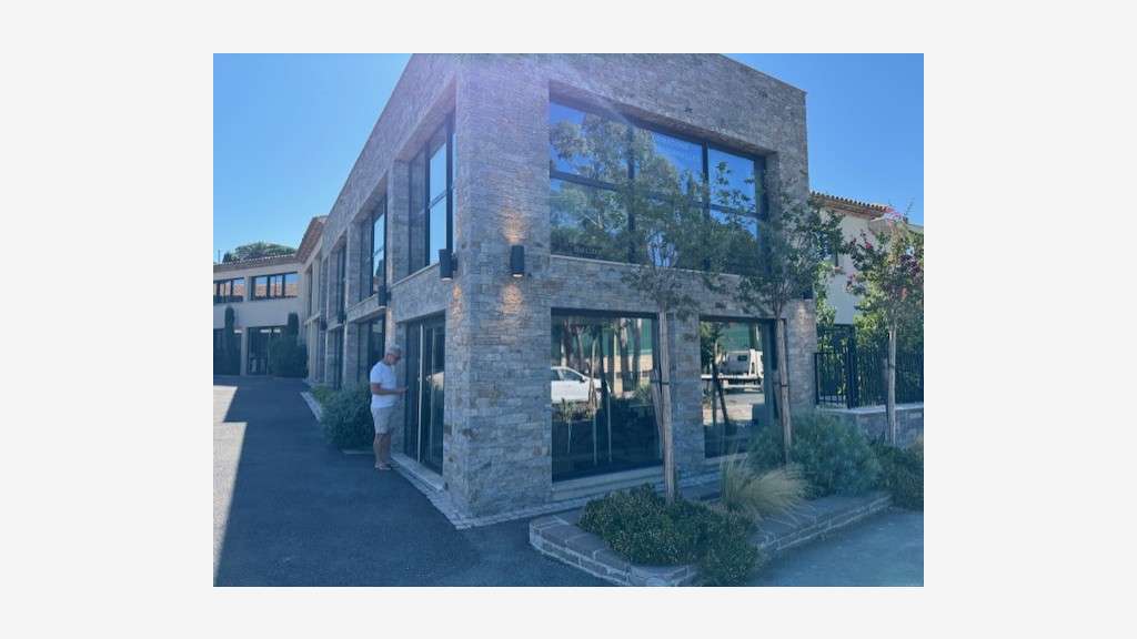 A louer locaux commerciaux 50-116m² Sainte-Maxime