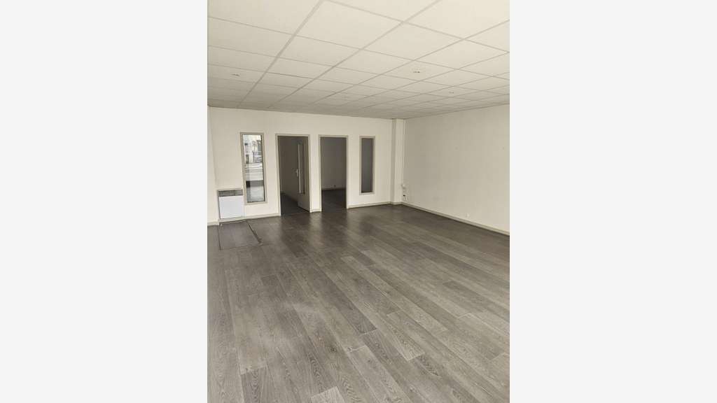 A Saintes, Rive Droite, Local 66 m²