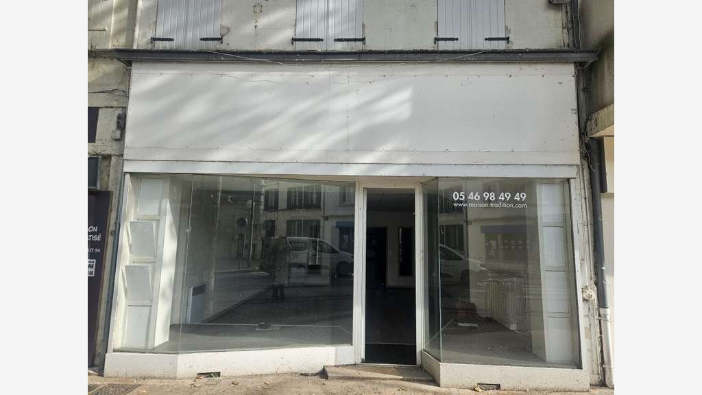 A Saintes, Rive Droite, Local 66 m²