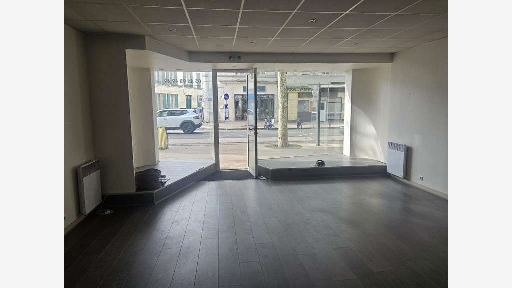 A Saintes, Rive Droite, Local 66 m²