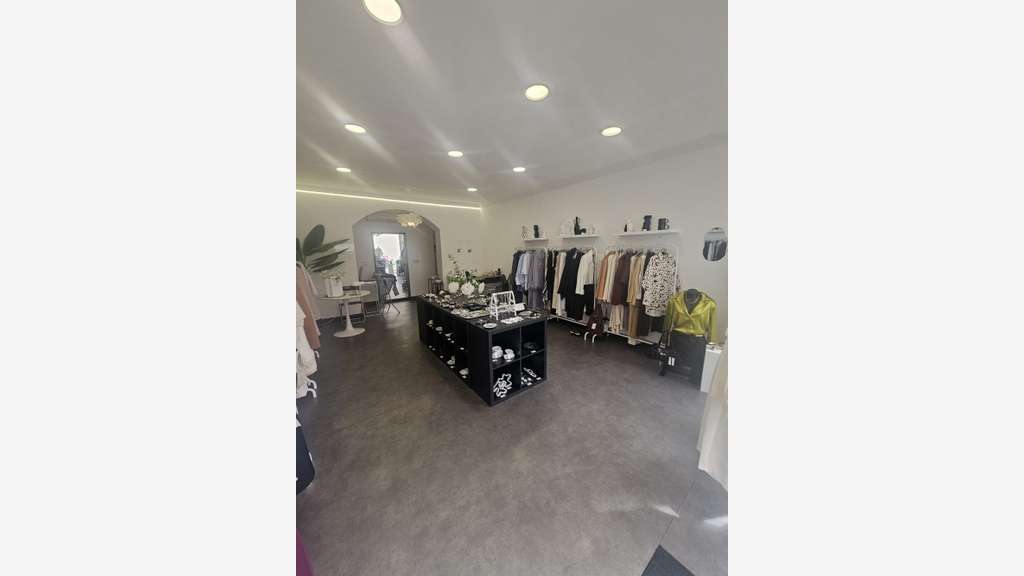 Local Commercial 42 m², SAINTES, secteur 