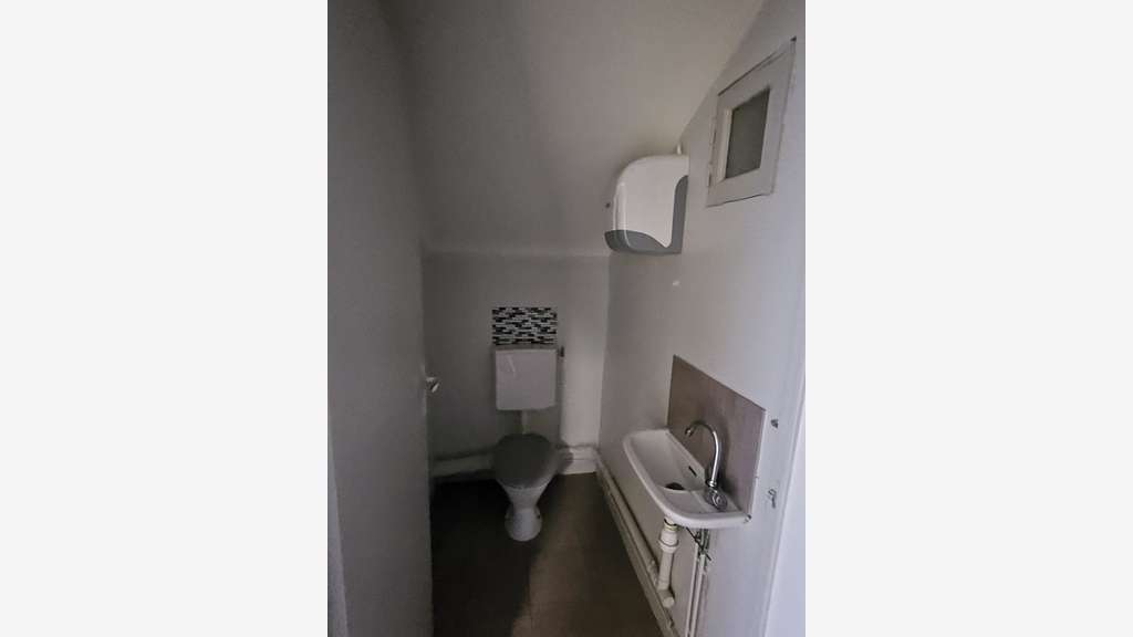 SAINTES, Local commercial 55 m², emplacement 