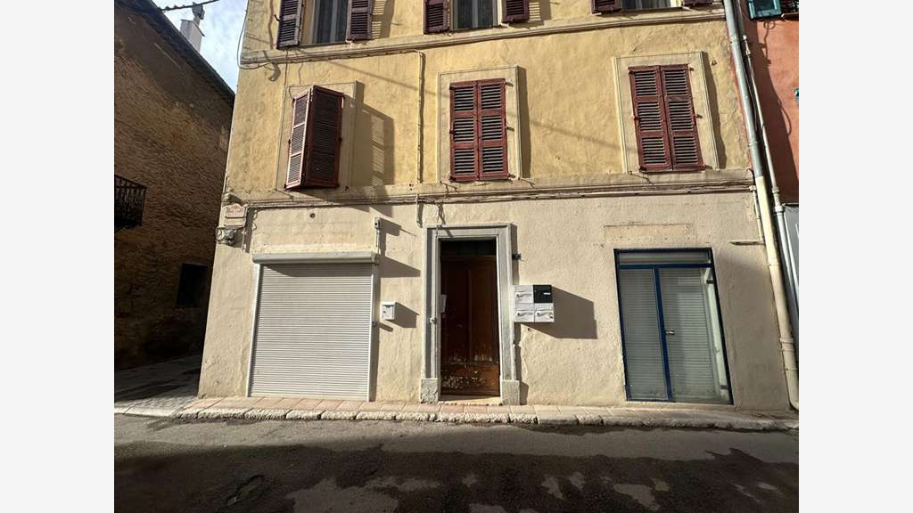 A louer local commercial 60m² à Salerne centre