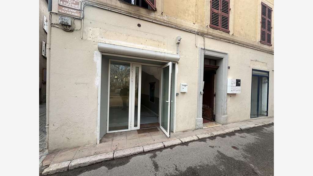 A louer local commercial 60m² à Salerne centre
