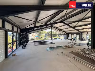 A louer local pro ou commercial 480m² Salon de Pce
